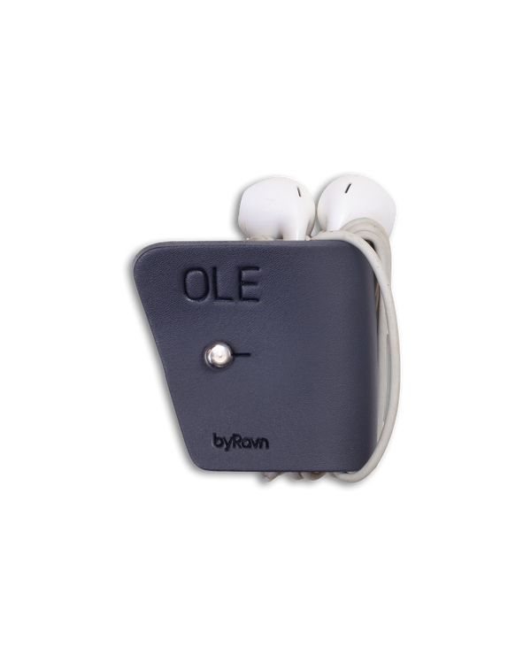 KAX hörlurshållare från byRavn i svart läder med gevärsknapp i stål och namnet "Ole" graverat, med earpods