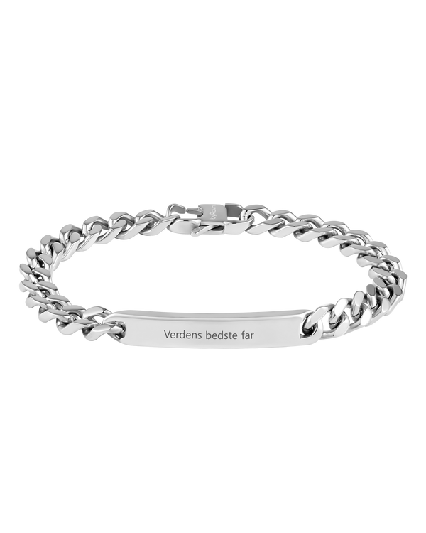 LEO armband från byRavn i silverfärgat rostfritt stål, kraftig pansarlänk med avlång bricka och gravyren "Verdens bedste far"