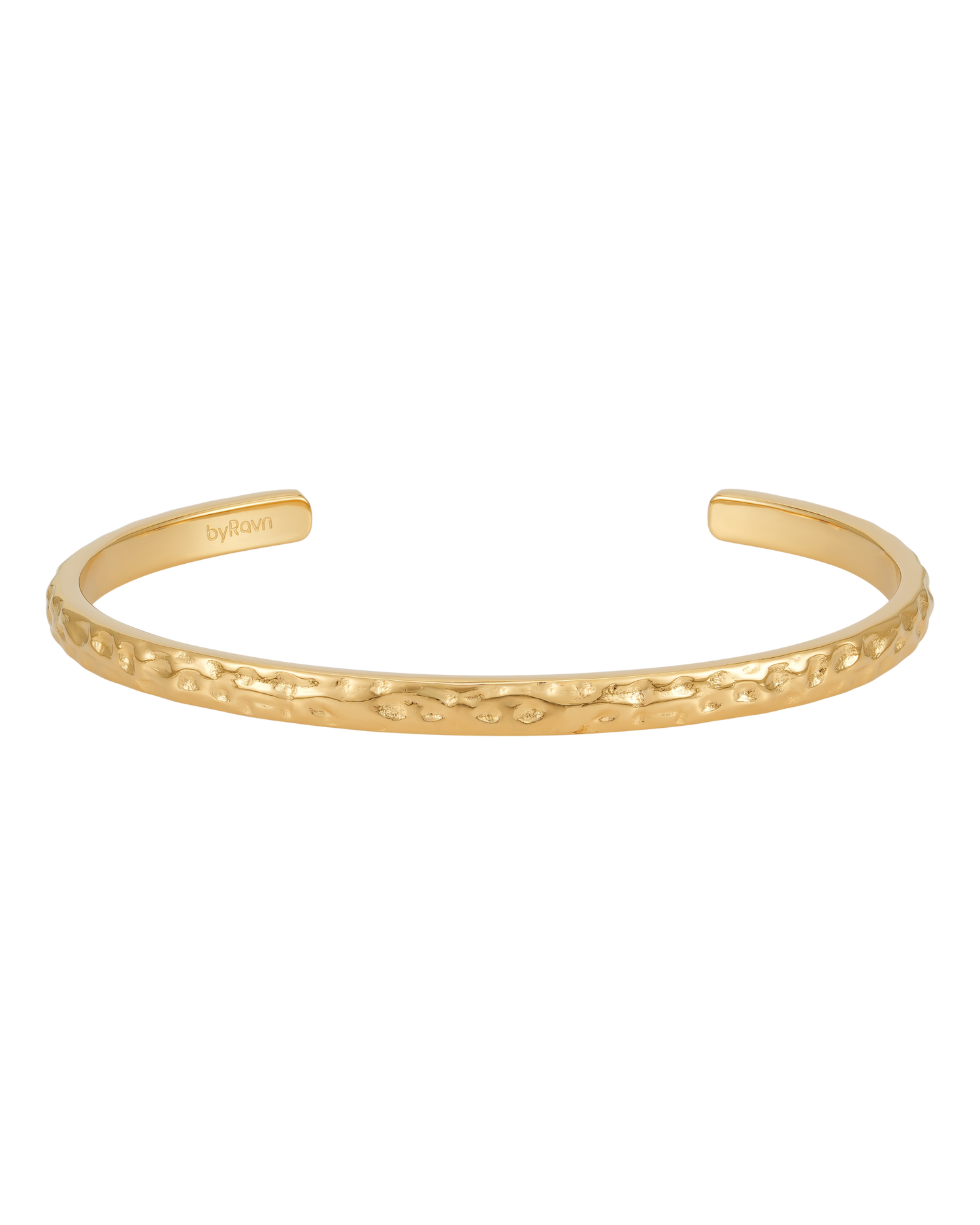 LUNA armband från byRavn i guldpläterat stål, öppen armring med hamrad yta