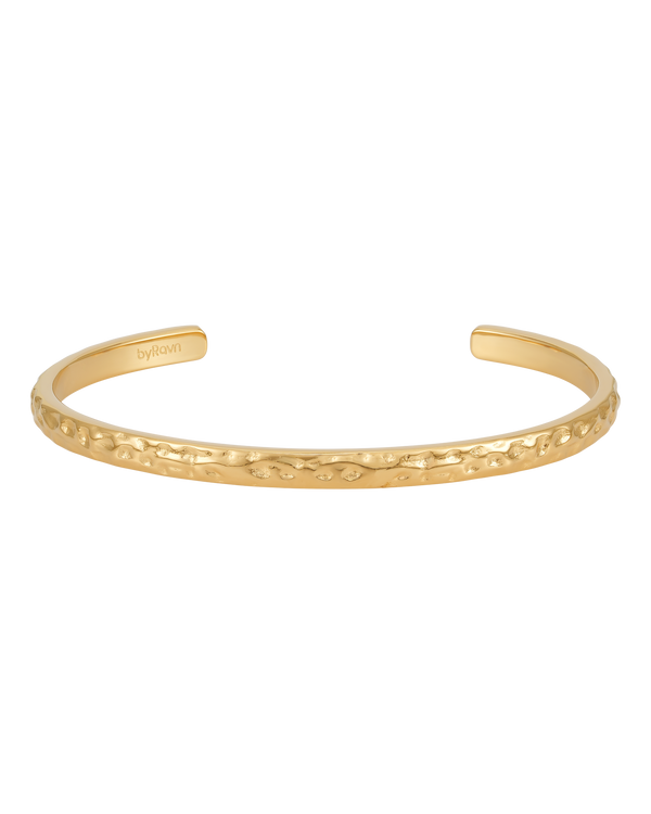 LUNA armband från byRavn i guldpläterat stål, öppen armring med hamrad yta