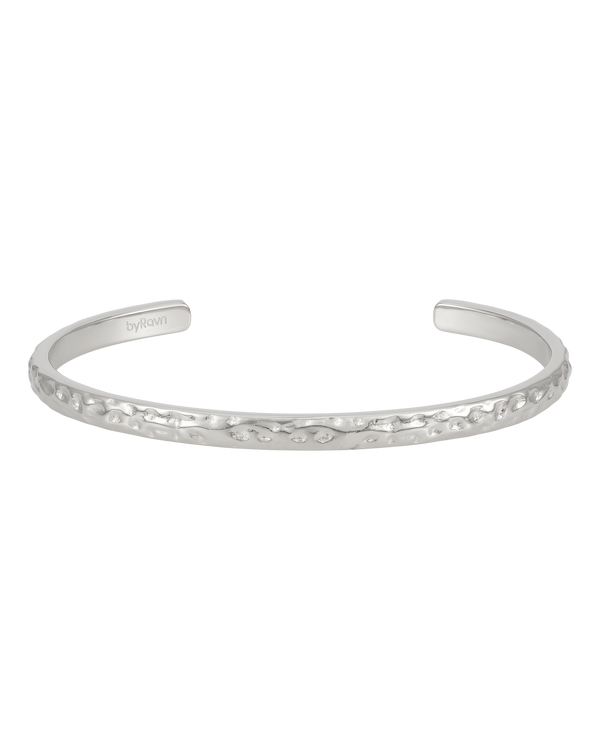 LUNA armband från byRavn i silverfärgat rostfritt stål, öppen armring med hamrad yta