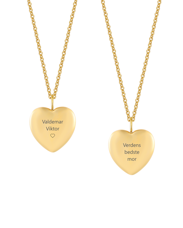 LUV QUOTE halsband från byRavn i guldpläterat stål, två hjärthängen med "Valdemar Viktor" ♡ och "Verdens bedste mor" graverade