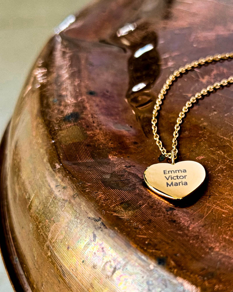 LUV QUOTE namnhalsband i guldpläterat stål med "Emma Victor Maria" graverat i hjärta, på patinerat kopparfat