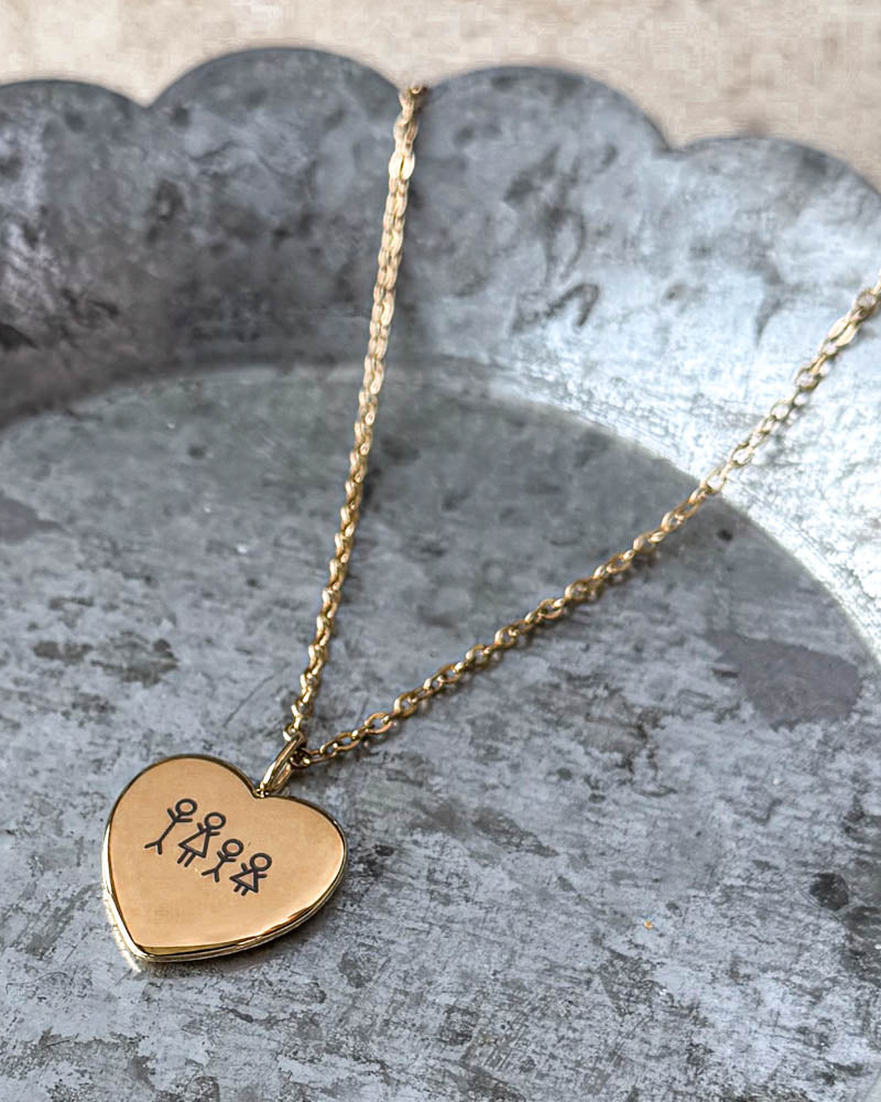 LUV STICK halsband i guldpläterat stål med tändsticksfamilj på fyra graverad i hjärthänge, på zinkfat med vågig kant