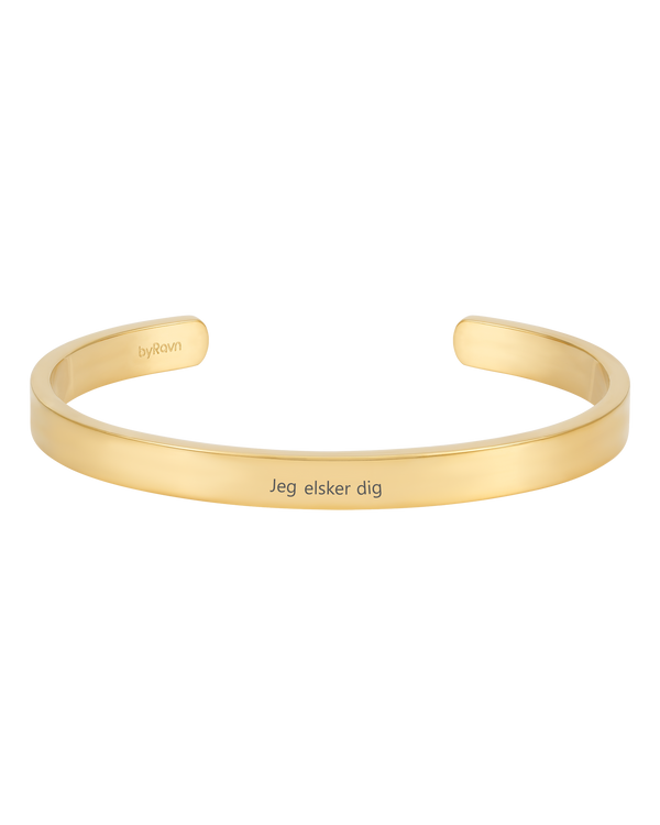 MARS armband från byRavn i guldpläterat stål, bred öppen armring för män med gravyren "Jeg elsker dig"
