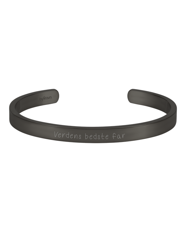 MARS SCRIPT armband från byRavn i svart stål, öppen armring med "Verdens bedste far" graverat i handstil