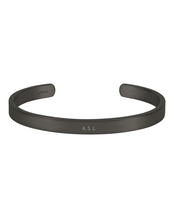 MARS armband från byRavn i svart stål, bred öppen armring med initialerna "A. S. L." graverade