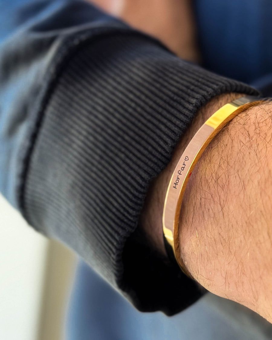 MARS SCRIPT armband i guldpläterat stål med "Morfar" ♡ graverat i handstil runt handleden, svart sweatshirt