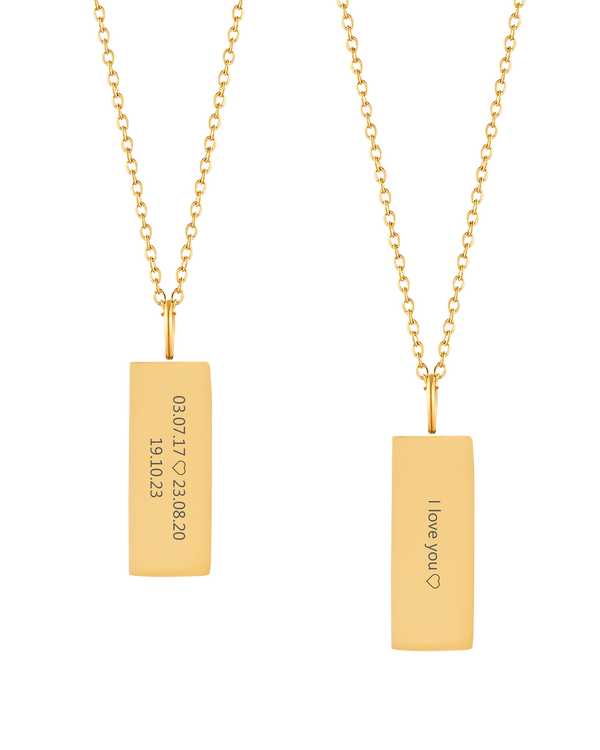MIO halsband från byRavn i guldpläterat stål, två rektangulära hängen med "03.07.17 ♡ 23.08.20 19.10.23" och "I love you" ♡ graverat