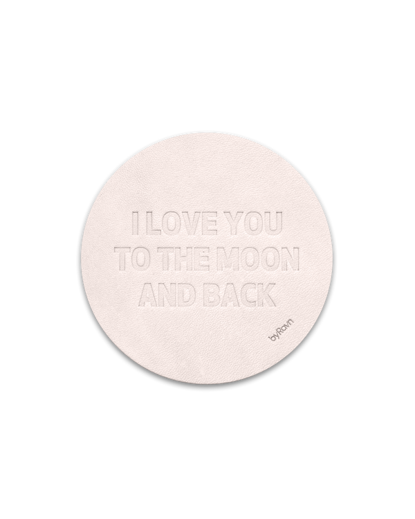 MOKKA glasunderlägg från byRavn i naturfärgat läder präglat "I love you to the moon and back"