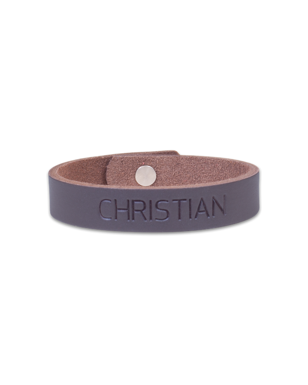MONO läderarmband från byRavn i mörkbrunt läder med namnet "Christian" graverat och tryckknapp i stål