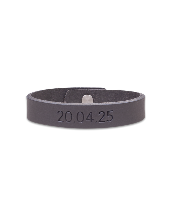 MONO läderarmband från byRavn i svart läder med datumet "20.04.25" graverat och tryckknapp i stål