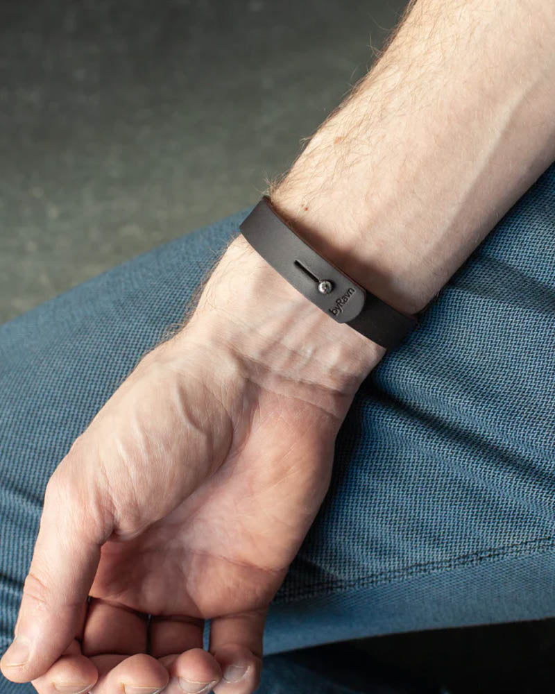 MONO läderarmband i mörkbrunt läder sett från insidan med tryckknapp i stål och byRavn-prägling runt handleden