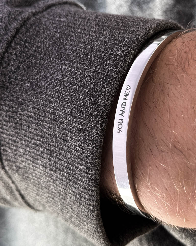MARS SCRIPT armband i silverfärgat rostfritt stål, handskriven gravyr "You and me" ♡, buret till mörkgrå stickat