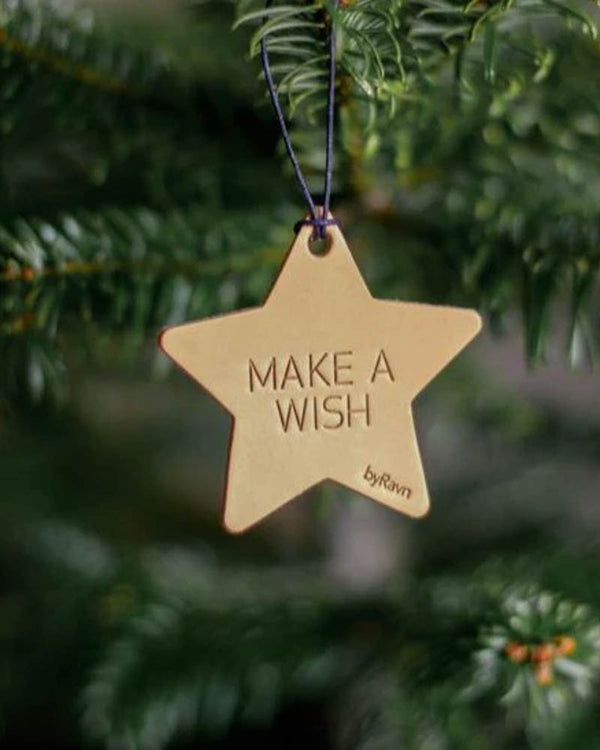NORTH julstjärna i naturfärgat läder med gravyren "Make a wish" hängd i julgranen