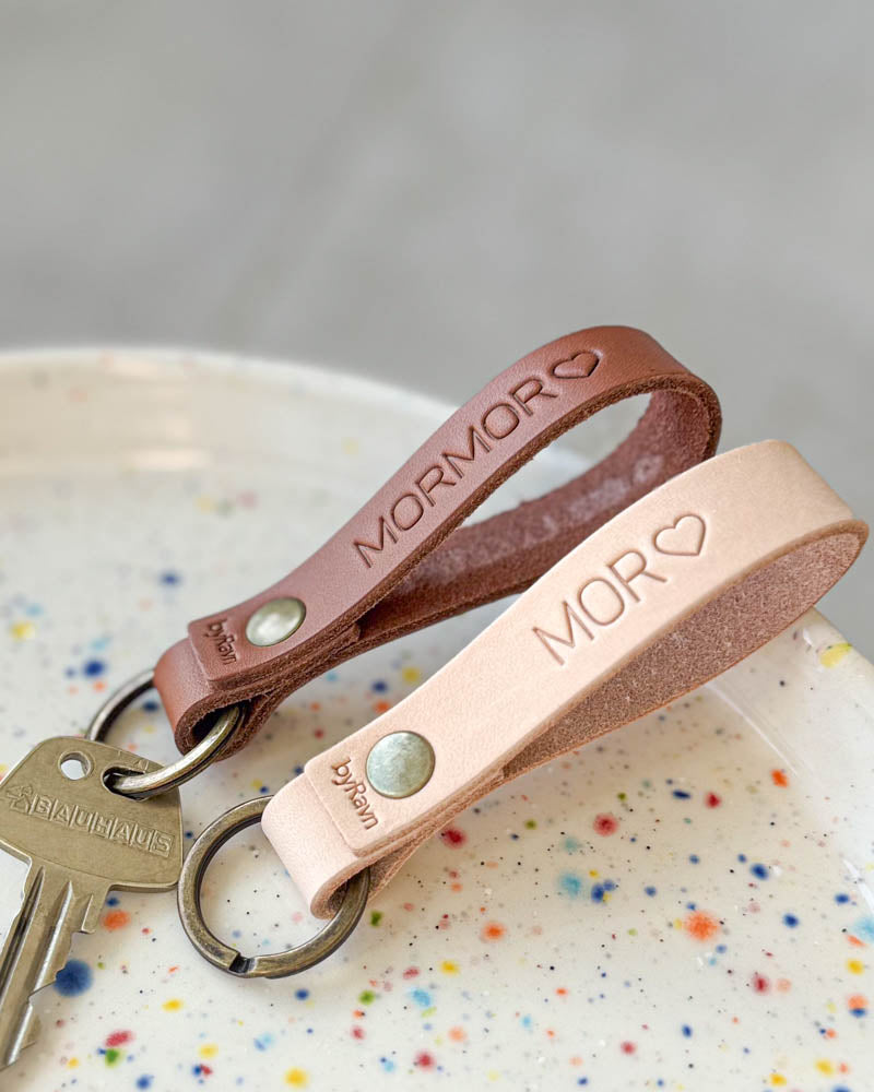RAVN nyckelringar i naturfärgat och cognac läder i prickig keramikskål med gravyrerna "Mor" ♡ och "Mormor" ♡ samt nyckel