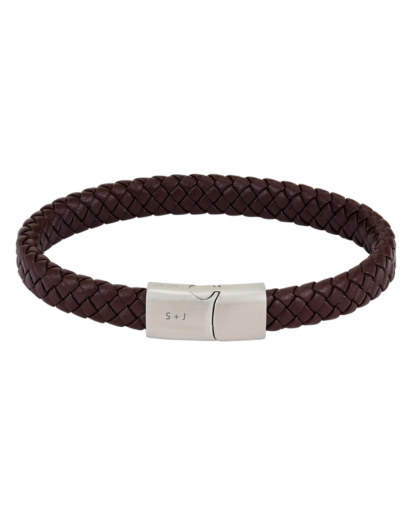 RAY läderarmband från byRavn i mörkbrunt flätat läder med magnetlås i stål och initialerna "S + J" graverade