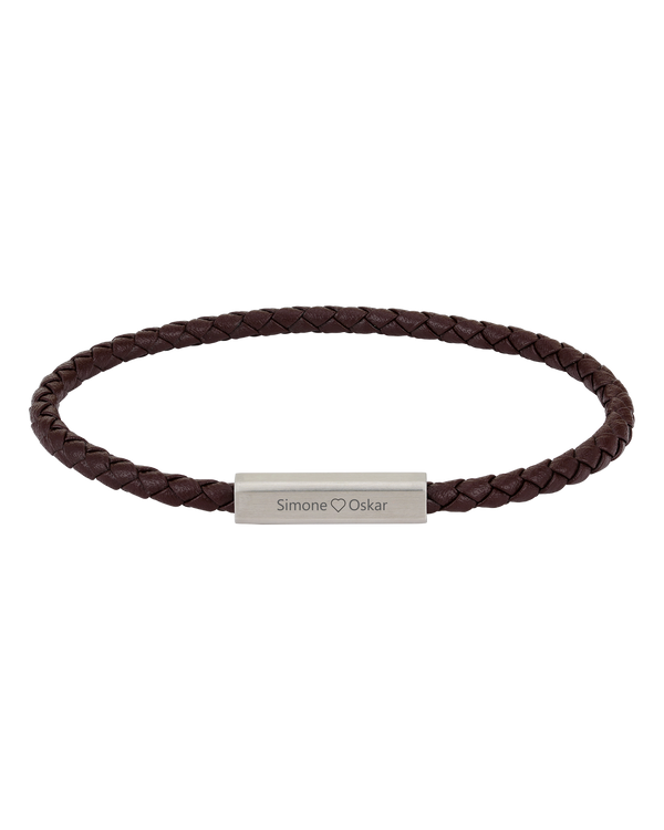 RIO läderarmband från byRavn i mörkbrunt flätat läder med stållås och gravyren "Simone ♡ Oskar"