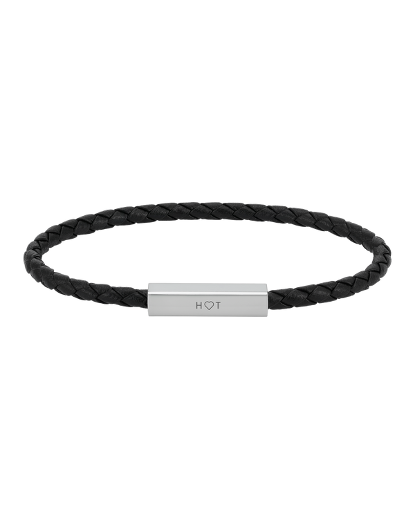 RIO läderarmband från byRavn i svart flätat läder med stållås och initialerna "H ♡ T" graverade