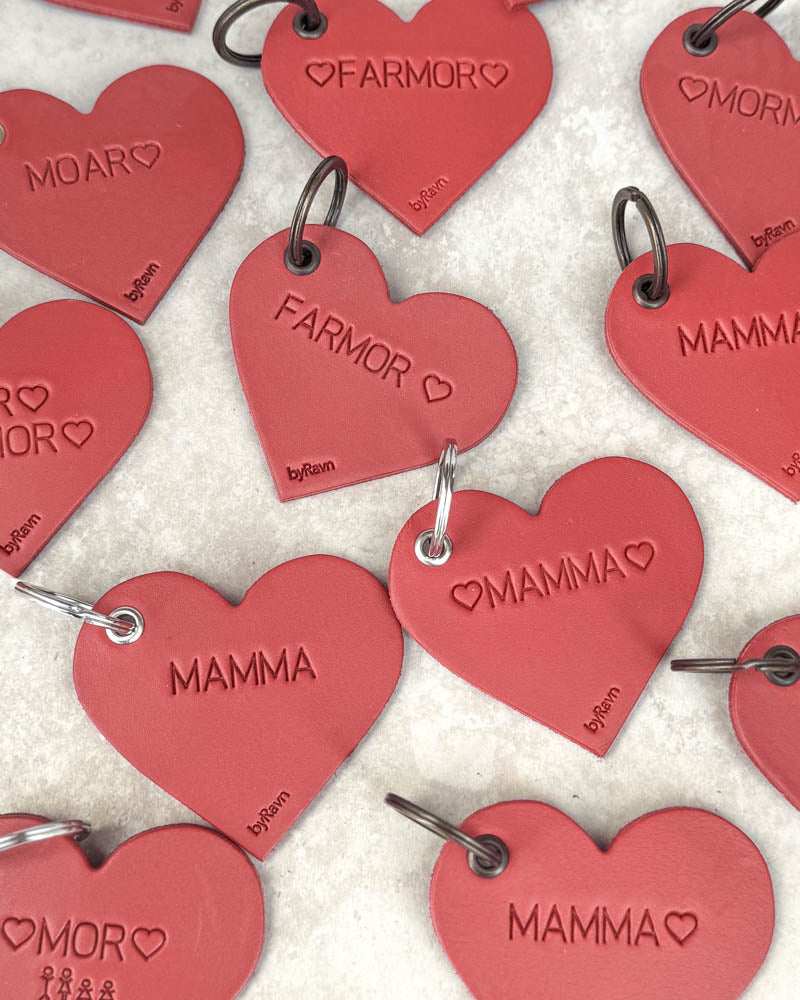 Röda ROSE hjärtnyckelringar i läder med gravyrerna ♡ "Farmor" ♡, "Mamma" ♡ och ♡ "Mor" ♡ med tändsticksfamilj