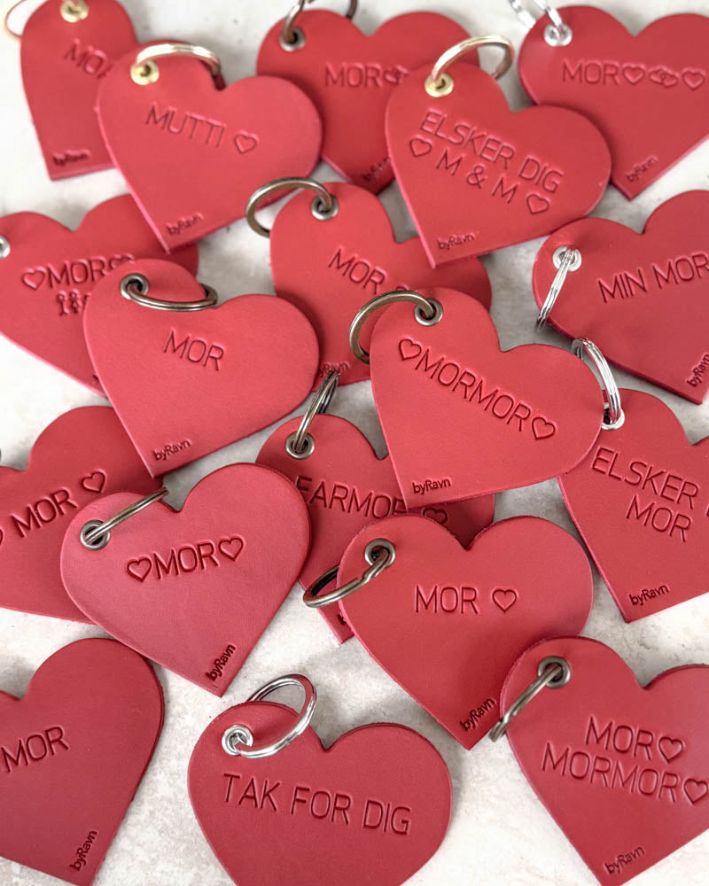 Många röda ROSE hjärtnyckelringar i läder med gravyrer som "Mor", "Mutti" ♡, "Tak for dig" och "Elsker dig M & M"
