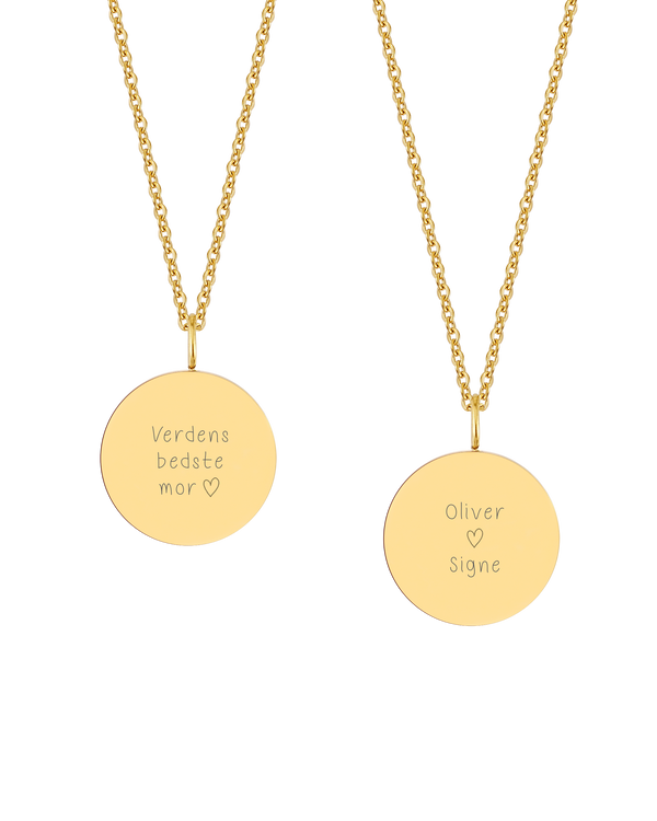 SIA QUOTE SCRIPT halsband från byRavn i guldpläterat stål, två hängen med handskrift "Verdens bedste mor" ♡ och "Oliver ♡ Signe"