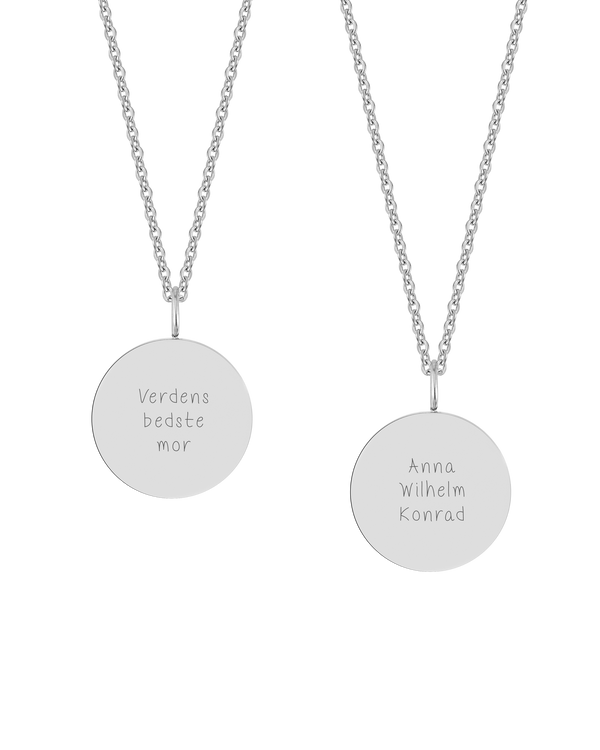 SIA QUOTE SCRIPT halsband från byRavn i silverfärgat rostfritt stål, handskrift "Verdens bedste mor" och "Anna Wilhelm Konrad"