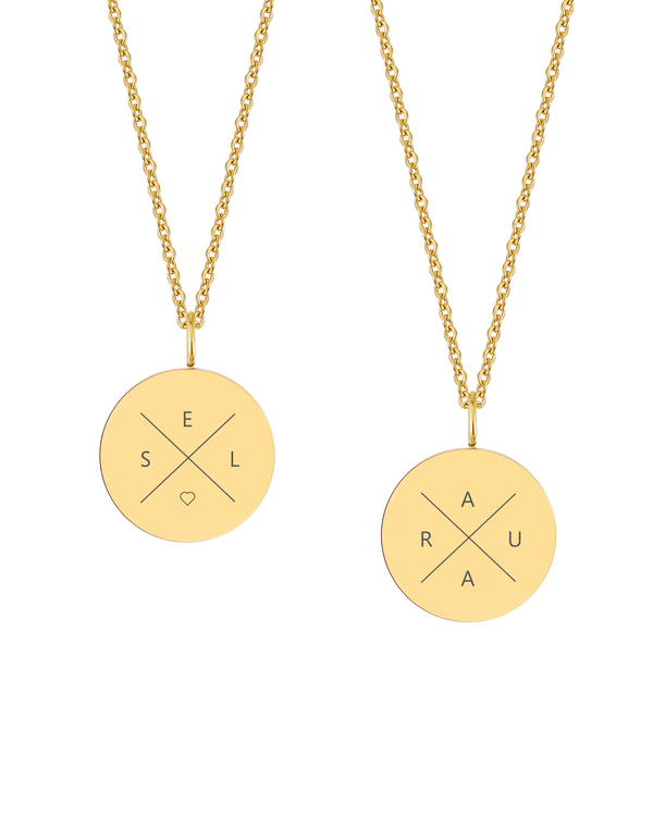 SIA X halsband från byRavn i guldpläterat stål, två runda hängen med bokstäverna "E S L ♡" och "A R U A" graverade i kors