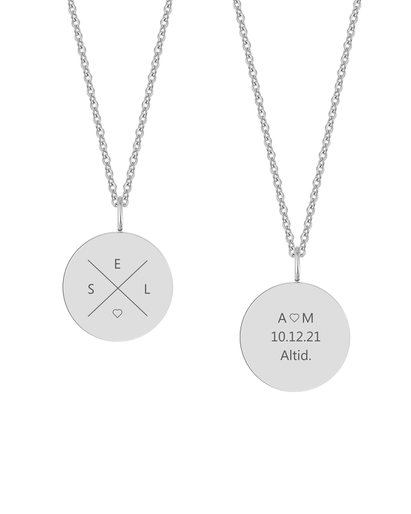 SIA X halsband från byRavn i silverfärgat rostfritt stål, två runda hängen med "E S L ♡" i kors och "A ♡ M 10.12.21 Altid."