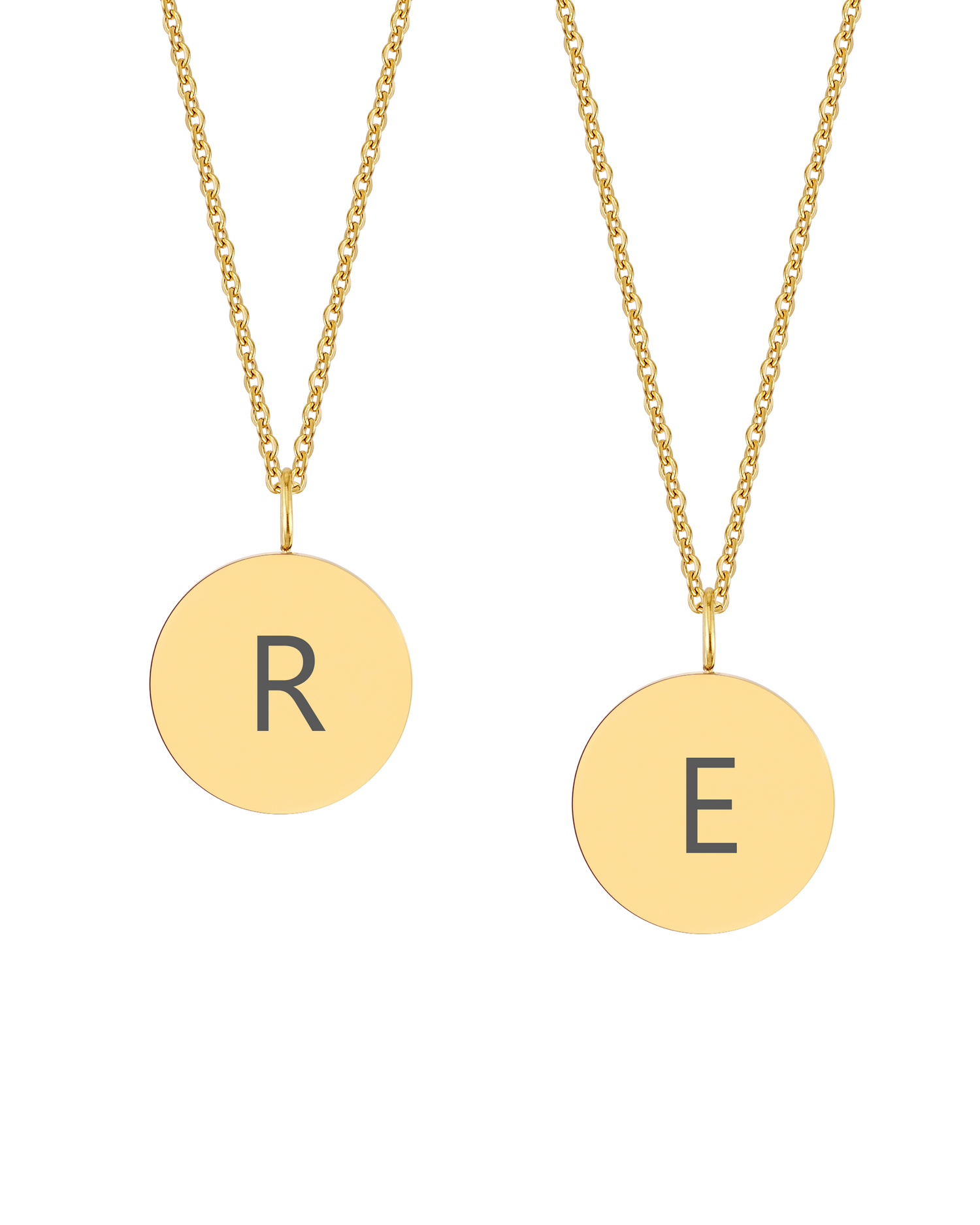 SIA LETTER halsband från byRavn i guldpläterat stål, två runda hängen med de stora bokstäverna "R" och "E" graverade