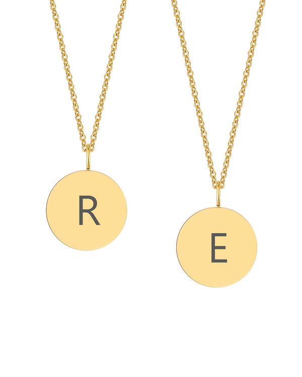 SIA LETTER halsband från byRavn i guldpläterat stål, två runda hängen med de stora bokstäverna "R" och "E" graverade