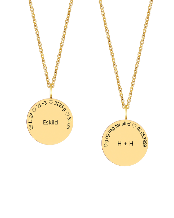 SIA CIRCLE halsband från byRavn i guldpläterat stål med "Eskild" och födelsedata i cirkel samt "H + H Dig og mig for altid ♡ 01.05.1999"