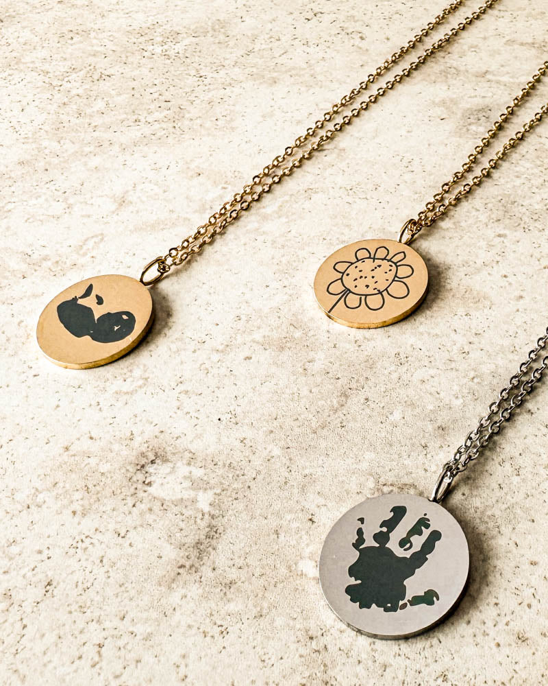 SIA MOTIF halsband i guldpläterat och silverfärgat stål med ultraljudsbild, blomteckning och handavtryck graverade, på ljus sten