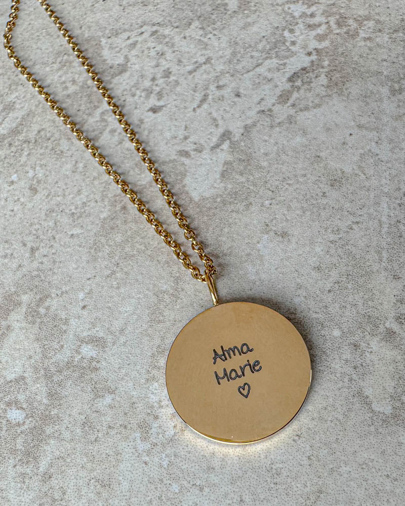 SIA QUOTE SCRIPT namnhalsband i guldpläterat stål med "Alma Marie" ♡ i handskrift graverat på runt hänge, på ljus sten
