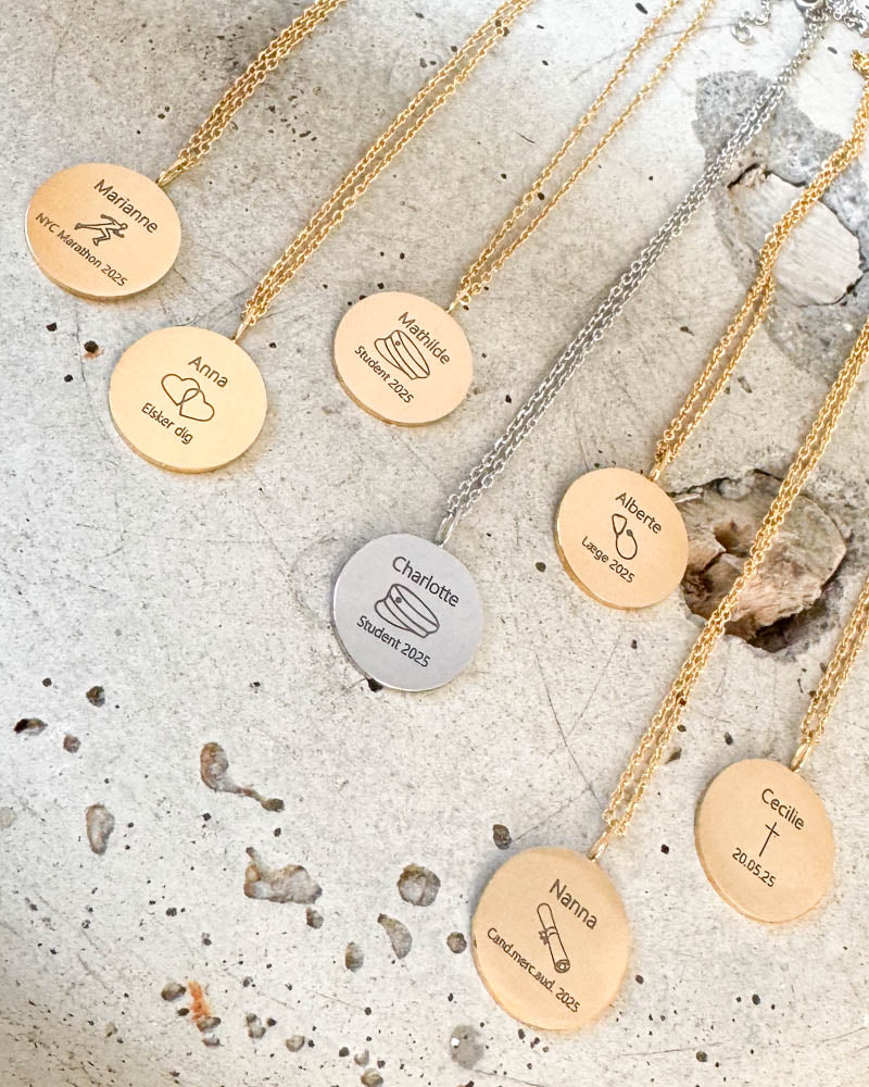 SIA MOMENTS halsband i guldpläterat och silverfärgat stål med namn och symboler: studentmössa, hjärtan, löpare, kors och examensbevis
