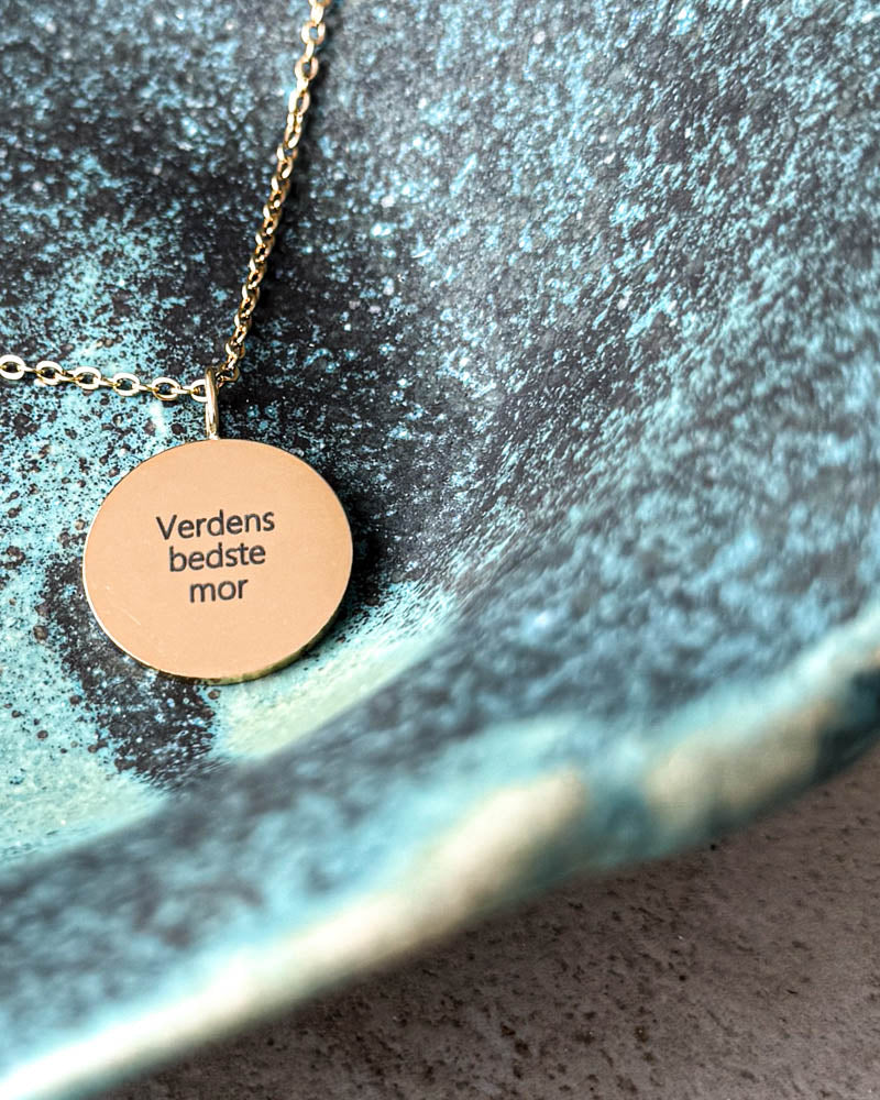 SIA QUOTE halsband i guldpläterat stål med gravyren "Verdens bedste mor" på runt hänge, i turkos keramikskål