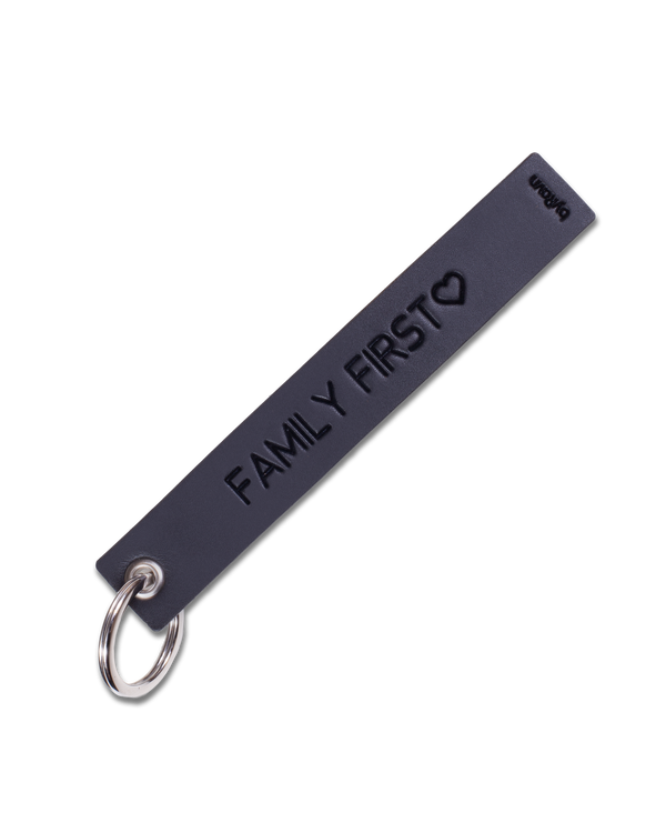 SOLO Large nyckelring från byRavn i svart läder med gravyren "Family first" ♡ och nyckelring i stål