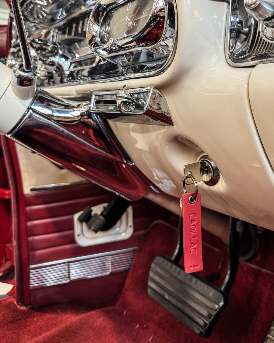 SOLO Small nyckelring i rött läder med gravyren "Cadillac" hängande i tändningen på en veteranbil