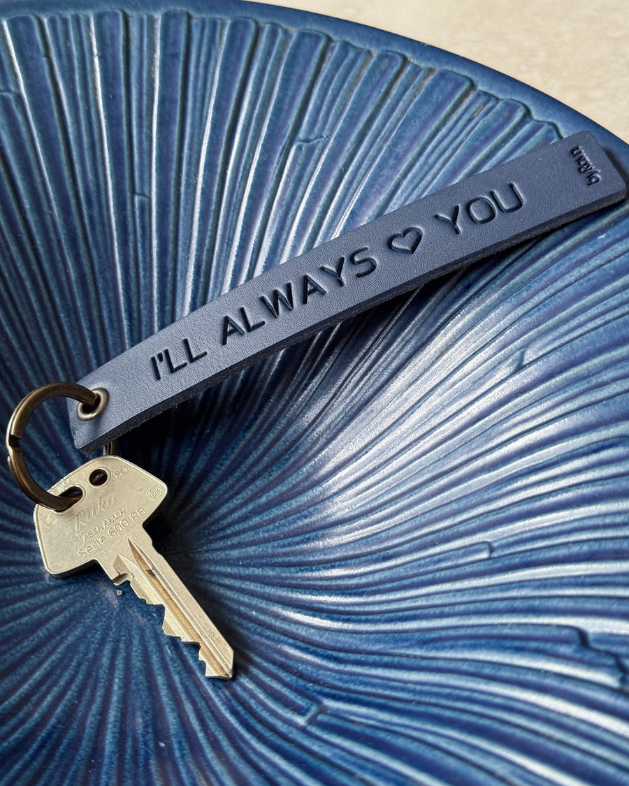 SOLO Large nyckelring i mörkblått läder med gravyren "I'll always ♡ you" och nyckel i blå räfflad keramikskål