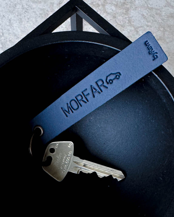 SOLO Medium nyckelring i mörkblått läder med gravyren "Morfar" och liten bil, med nyckel i svart skål