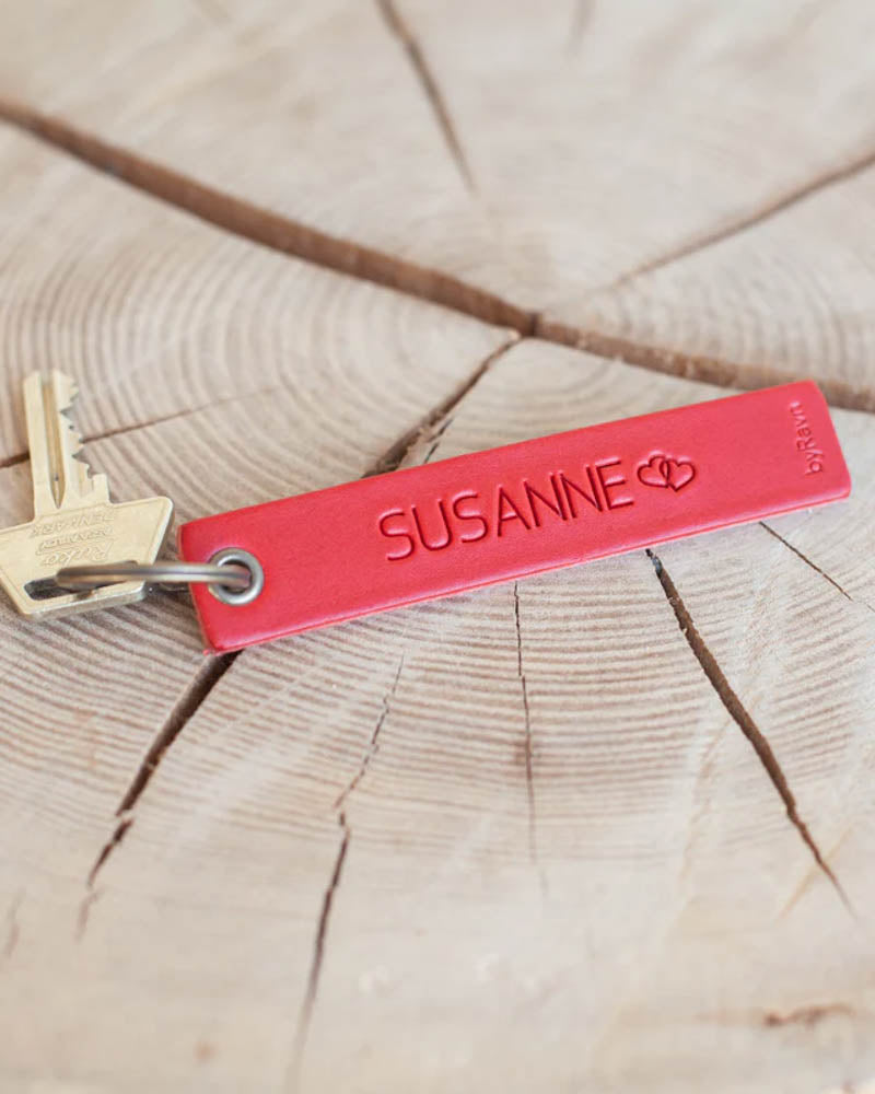 SOLO Medium nyckelring i rött läder med namnet "Susanne" och två hjärtan graverade, med nyckel på träskiva