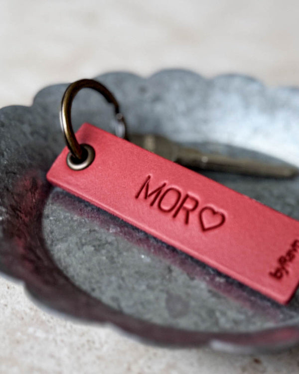 SOLO Small nyckelring i rött läder med gravyren "Mor" ♡, antik mässingsring och nyckel i zinkskål