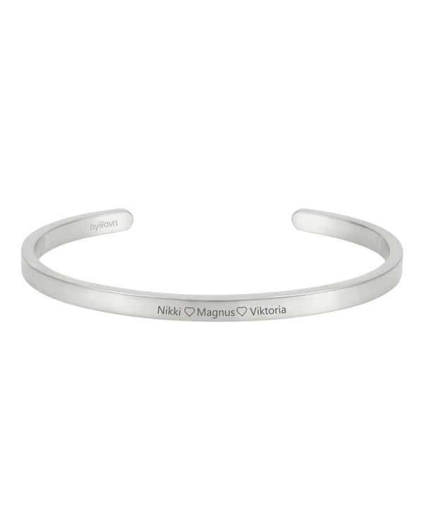 VENUS armband från byRavn i silverfärgat rostfritt stål, öppen armring med gravyren "Nikki ♡ Magnus ♡ Viktoria"