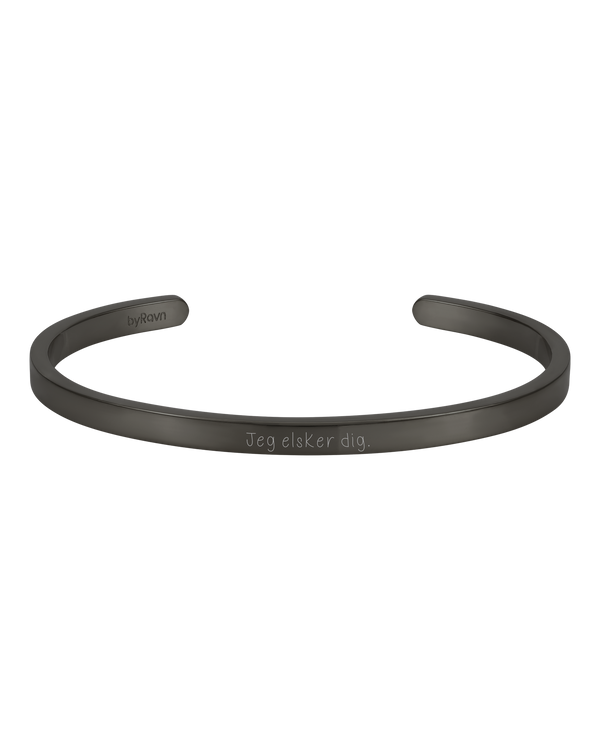 VENUS SCRIPT armband från byRavn i svart stål, öppen armring med "Jeg elsker dig." i handskrift