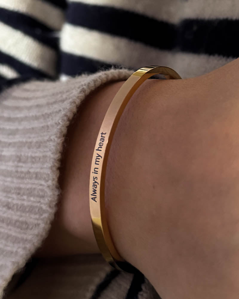 VENUS armband i guldpläterat stål med gravyren "Always in my heart" runt handleden, randig blus