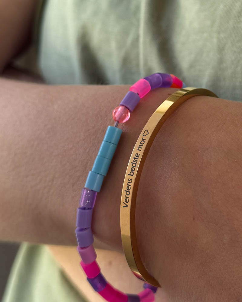 VENUS armband i guldpläterat stål med gravyren "Verdens bedste mor" ♡ buret tillsammans med färgglatt pärlarmband
