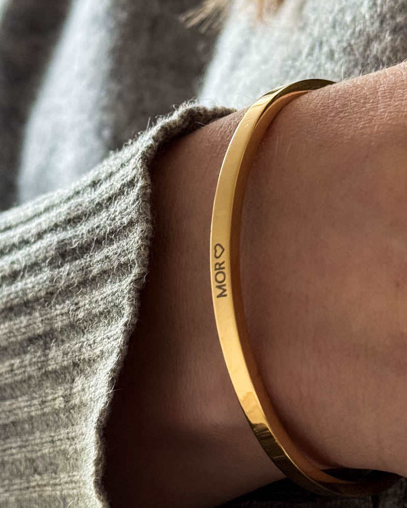 VENUS armband i guldpläterat stål med personlig gravyr "Mor" ♡ buret till grå ulltröja