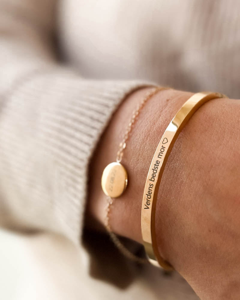 VENUS armband i guldpläterat stål med gravyren "Verdens bedste mor" ♡ tillsammans med IBI kedjearmband med rund bricka
